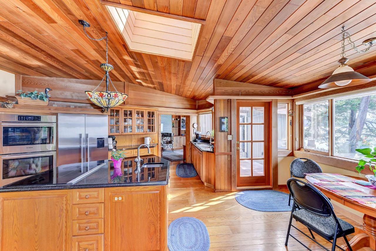 Oceanside Lodge Saanich Inlet North Saanich Εξωτερικό φωτογραφία
